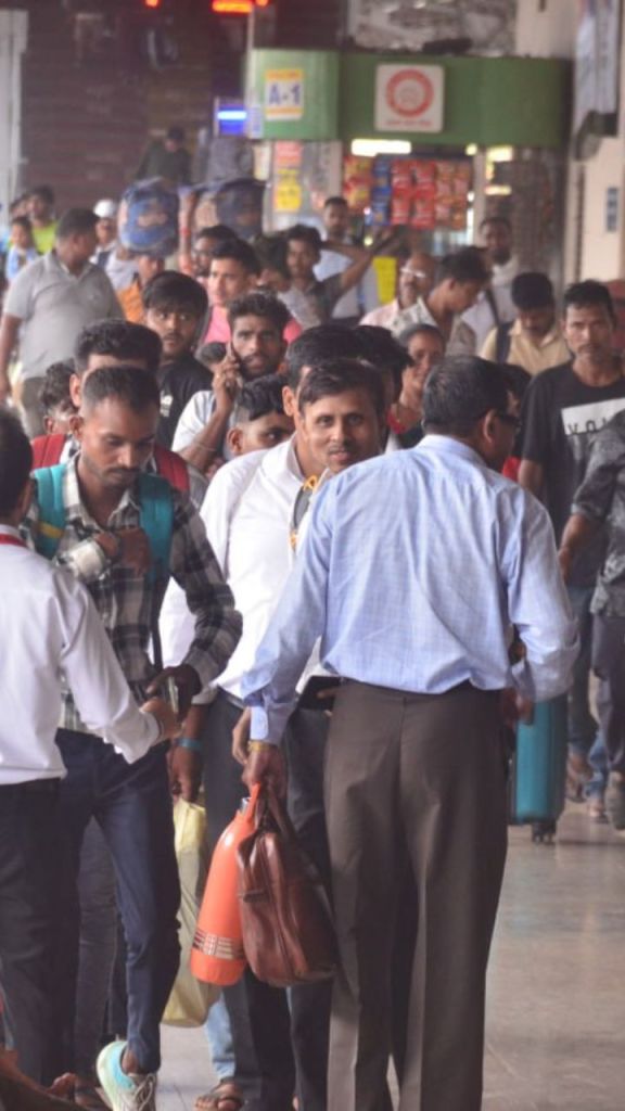 वापसी की ट्रेनों में यात्रियों की बढ़ी भीड़, कमाने खाने गए लोग दूसरे राज्यों से लौटने लगे
