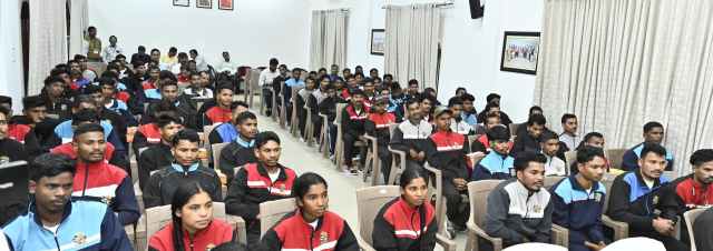 CG News: पहली बार रायपुर पहुंचे बीजापुर के सुदूर गांवों के युवा, मुख्यमंत्री से आत्मीय मुलाकात कर रखी अपनी बात, देखें 
