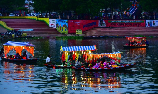 Raipur News: महादेव घाट में टिमटिमाती रौशनी के बीच नौका विहार, पर्यटकों की संख्या बढ़ रही,  देखें तस्वीरें 
