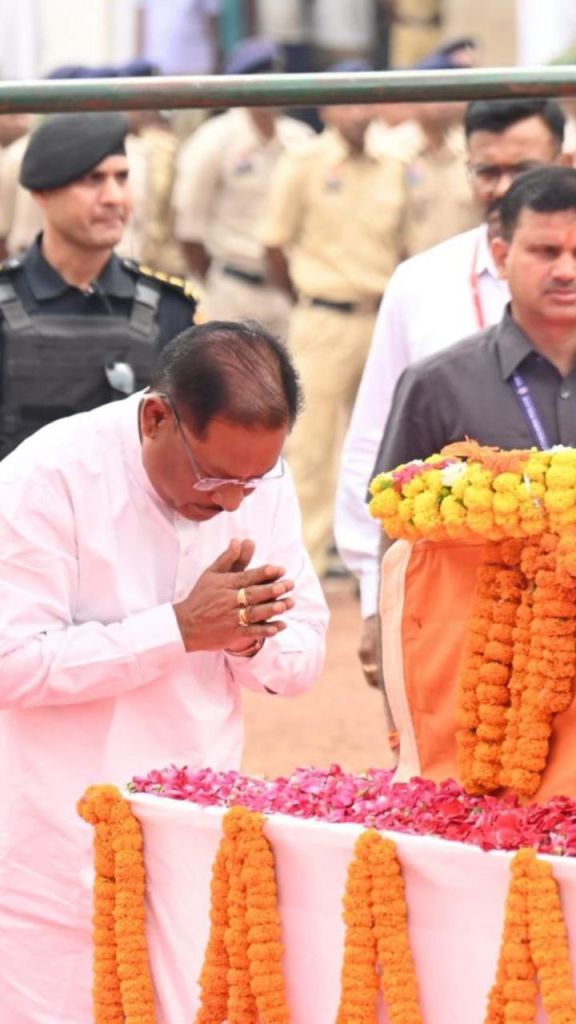 पंचतत्व में विलीन हुए शहीद ASP आकाश राव गिरिपुंजे, तिरंगे से लिपटकर पत्नी ने दी विदाई