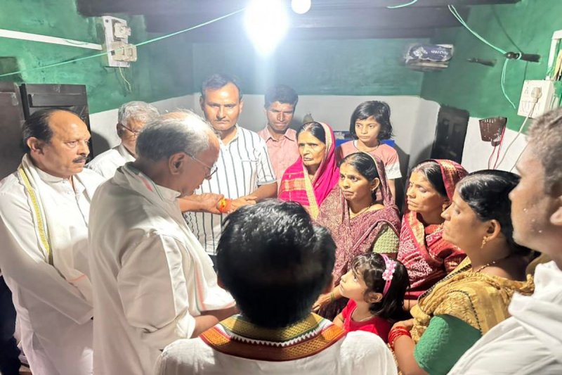 मृतक युवकों के परिवार से चर्चा करते पूर्व मुख्यमंत्री।