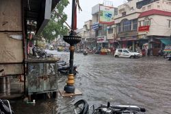 राजस्थान में प्री-मानसून की धमाकेदार एंट्री, कोटा में झमाझम बारिश से सड़कें बनी
दरिया, दुकानों में भरा पानी - image