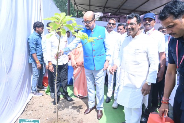 CG News: विश्व पर्यावरण दिवस के अवसर पर राज्यपाल डेका ने लगाए पौधे, देखें Photo