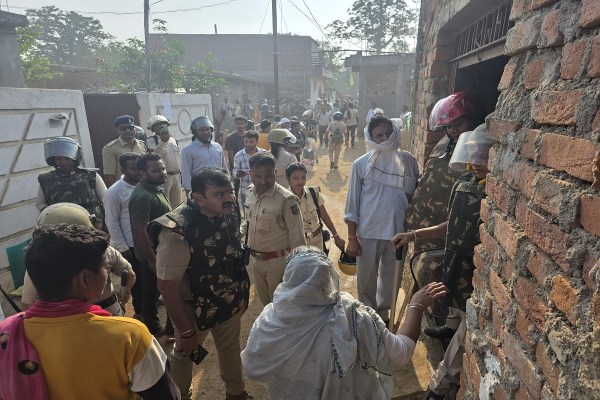 Bulldozer Action in Ambikapur: अवैध कब्जे पर चला बुलडोजर... प्रशासन ने तोड़े 39 मकान, रोते-बिलखते रहे लोग, देखें तस्वीरें
