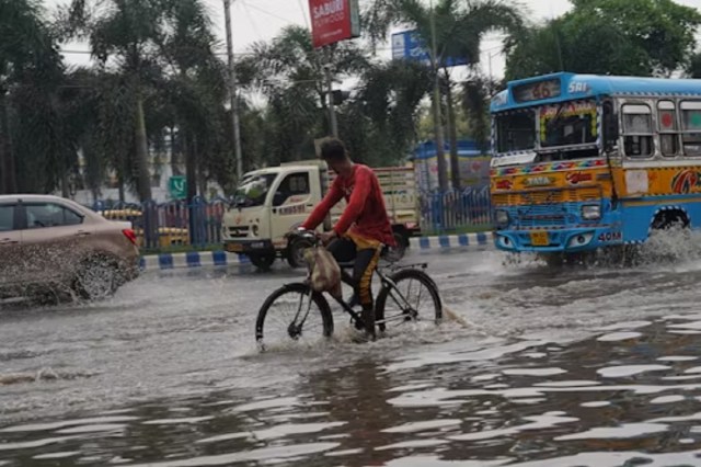 Rain Alert: आगे बढ़ रहा मानसून! आज इन जिलों में होगी भारी बारिश, आंधी और आकाशीय बिजली का अलर्ट