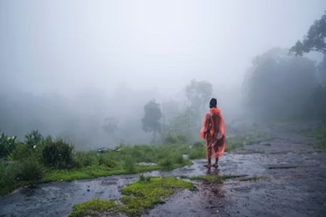 Rain Alert: छत्तीसगढ़ के इन जिलों में बारिश का Alert, 60 KM/घंटे की रफ्तार से चलेगी धूल भरी हवा