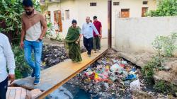 नाले मिले गंदगी से भरे, हर तरफ लगे थे कचरा के ढेर, एफएसटी प्लांट पहुंचे तो मिला
जलता हुआ कचरा - image