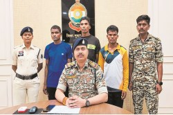 Naxal News: 21 लाख रुपए के 3 इनामी हार्डकोर नक्सली गिरफ्तार, शिक्षादूत की हत्या
में शामिल थे आरोपी - image