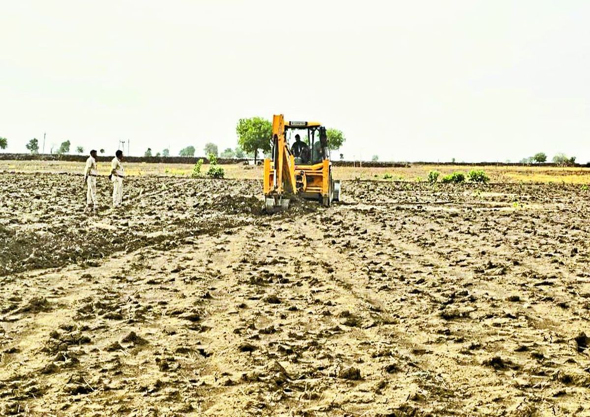 बड़ी कार्रवाई : सात किमी की दीवार ढहाई, 750 बीघा जमीन छुड़ाई