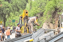 Keshakal Ghat: केशकाल घाट में पलटा भारी-भरकम वाहन, 5 घंटे तक बाधित रहा NH 30 - image