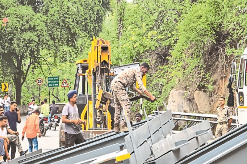 केशकाल घाट में पलटा भारी-भरकम वाहन (Photo source- Patrika)