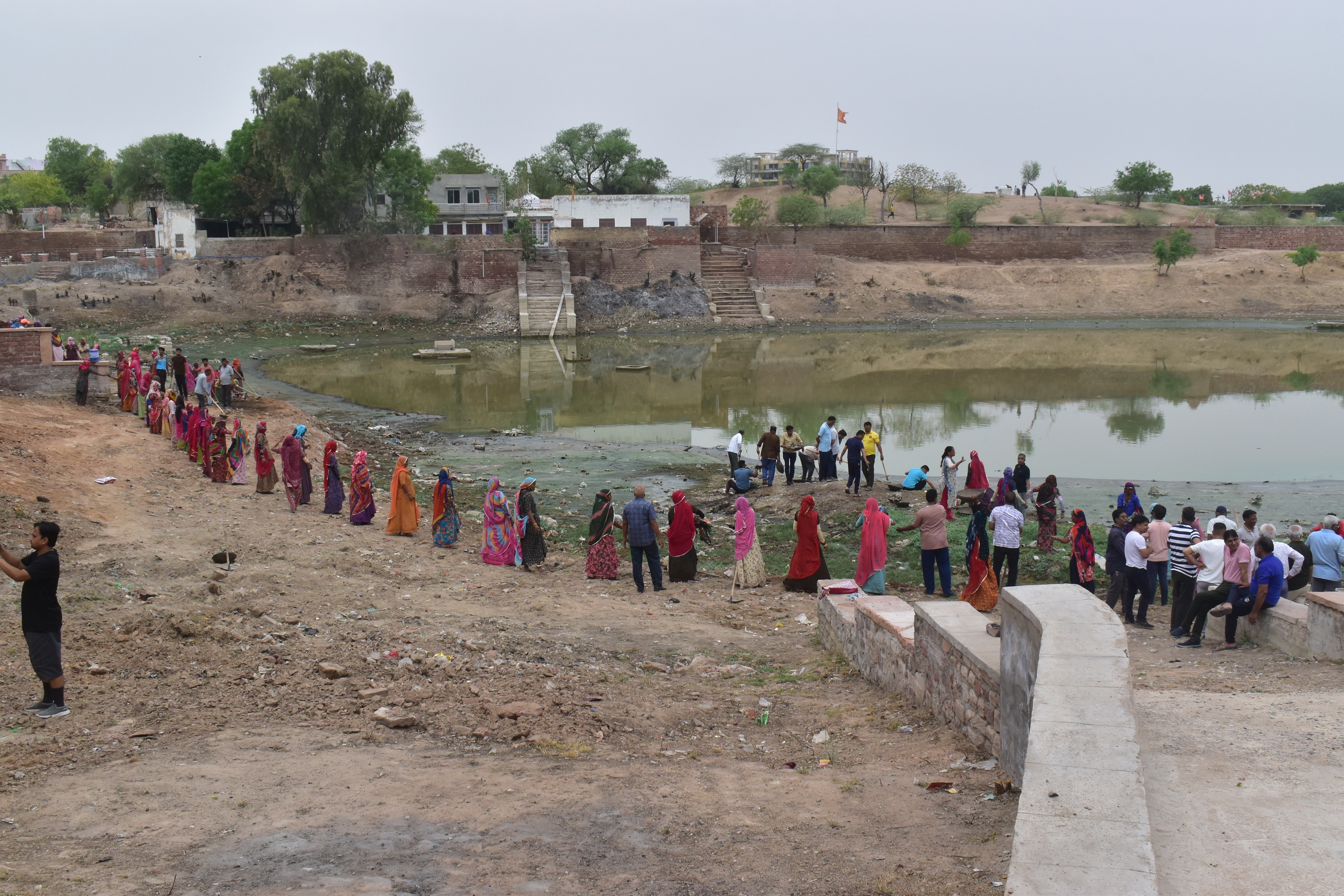 Nagaur patrika…वंदे गंगा जल संरक्षण महाभियान में जुटे लोग, प्रतापसागर तालाब का
एक हिस्सा निखरा…VIDEO