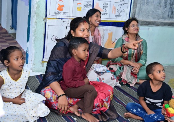 CG News: निरीक्षण पर आंगनबाड़ी गई मंत्री को देख ख़ुशी से झूम उठे बच्चे, देखें तस्वीरें