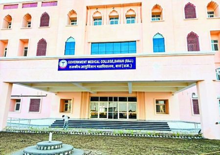 फिलहाल इन इंटर्न को जिला अस्पताल में लगाया गया है। इनके 4-4 इंटर्न के बैच बनाए गए। प्रत्येक बैच अलग-अलग विभागों में विशेषज्ञ चिकित्सकों की देखरेख में एक वर्ष की इंटर्नशिप पूरी करेंगे।