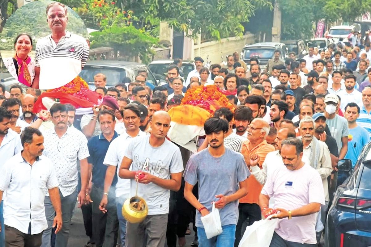 रुद्रप्रयाग बस हादसा: उदयपुर के वकील और उनकी पत्नी के अंतिम संस्कार में रो पड़ा
पूरा गांव, एक ही चिता पर अंतिम विदाई