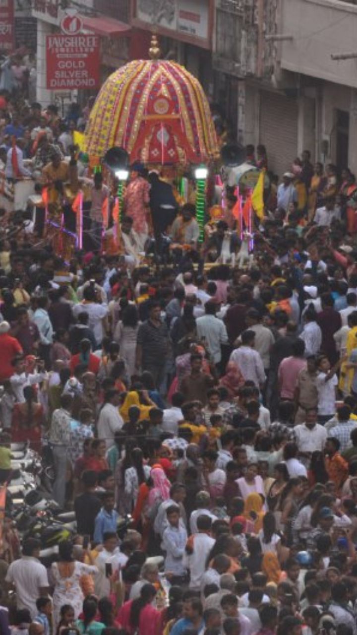 भक्तों को दर्शन देने निकले भगवान जगन्नाथ, उमड़ा आस्था का सैलाब