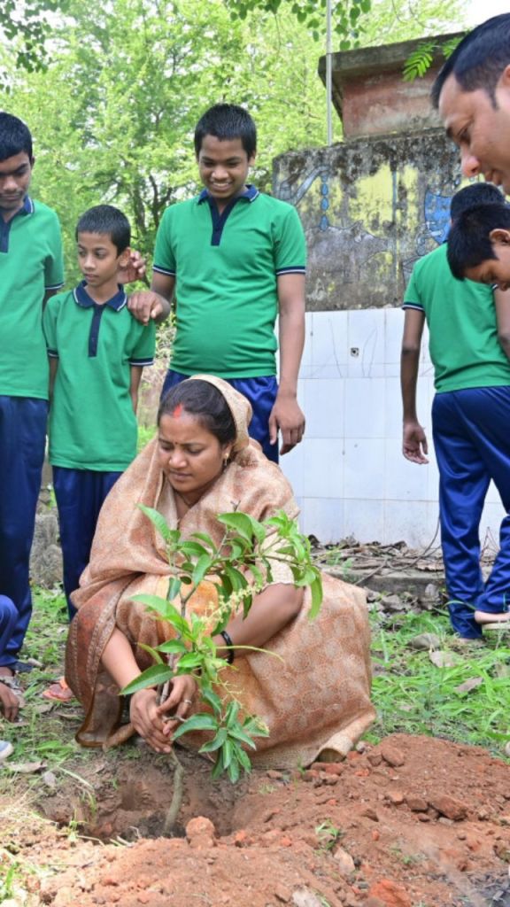 CG News: मंत्री लक्ष्मी राजवाड़े ने बाल गृह का किया निरीक्षण, बच्चों के साथ मिलकर लगाया पौधा