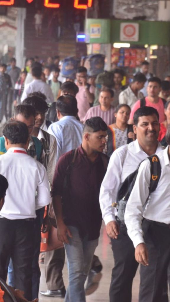 वापसी की ट्रेनों में यात्रियों की बढ़ी भीड़, कमाने खाने गए लोग दूसरे राज्यों से लौटने लगे
