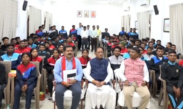 CG News: पहली बार रायपुर पहुंचे बीजापुर के सुदूर गांवों के युवा, मुख्यमंत्री से आत्मीय मुलाकात कर रखी अपनी बात, देखें