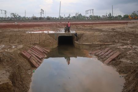 रेलवे पुलिया से पानी निकासी की गति धीमी, जलभराव से फिर समस्या Slow speed of water drainage from railway culvert, waterlogging again a problem