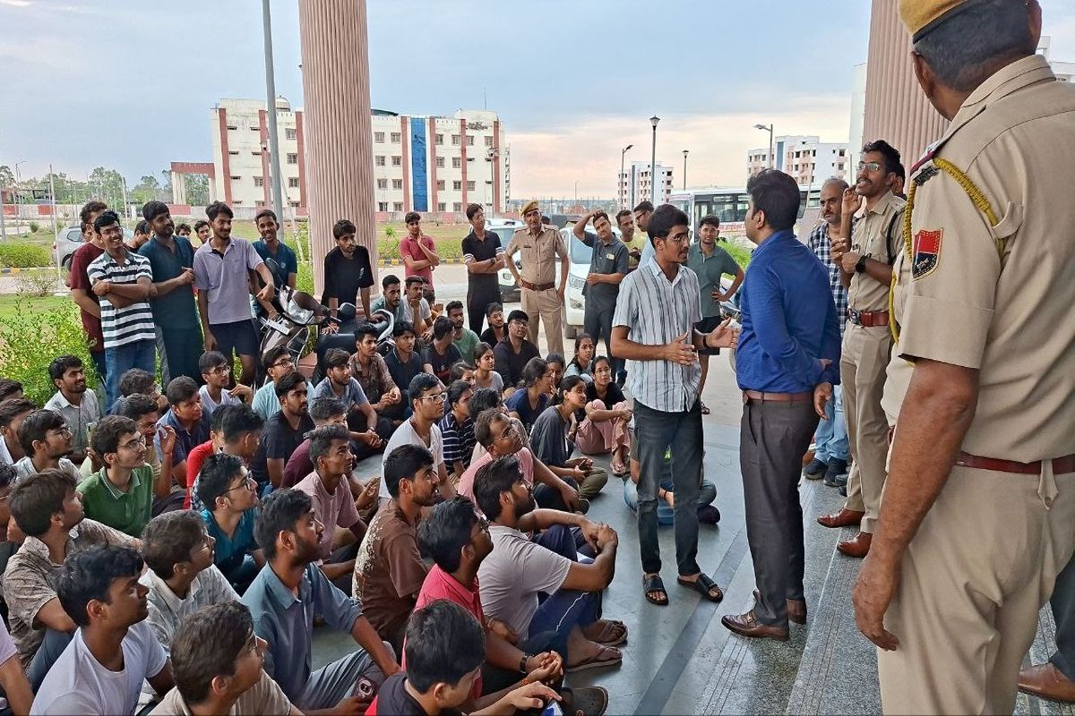 बिजली पानी को लेकर मेडिकल कॉलेज छात्रों का हल्ला बोल