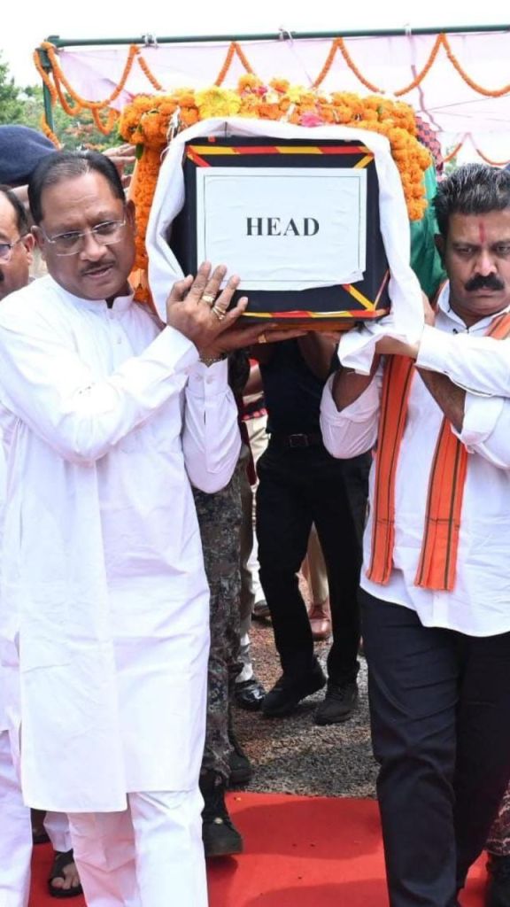 पंचतत्व में विलीन हुए शहीद ASP आकाश राव गिरिपुंजे, तिरंगे से लिपटकर पत्नी ने दी विदाई