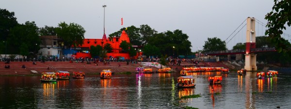 Raipur News: महादेव घाट में टिमटिमाती रौशनी के बीच नौका विहार, पर्यटकों की संख्या बढ़ रही,  देखें तस्वीरें 
