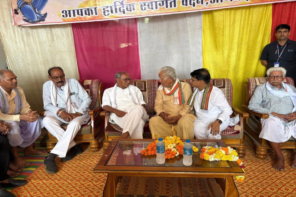 पुराने साथियों से चर्चा करते पूर्व मुख्यमंत्री।