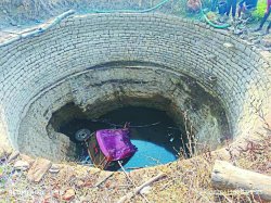 तेज रफ्तार जीप अनियंत्रित होकर कुएं में गिरी, तीन गंभीर - image
