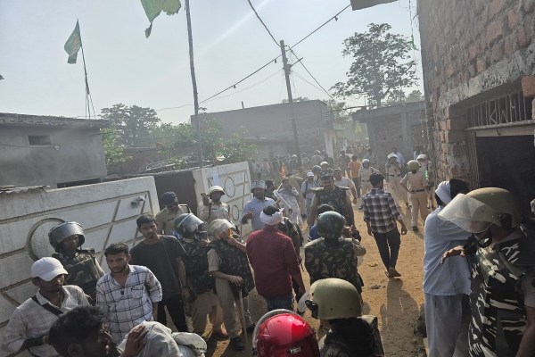 Bulldozer Action in Ambikapur: अवैध कब्जे पर चला बुलडोजर... प्रशासन ने तोड़े 39 मकान, रोते-बिलखते रहे लोग, देखें तस्वीरें
