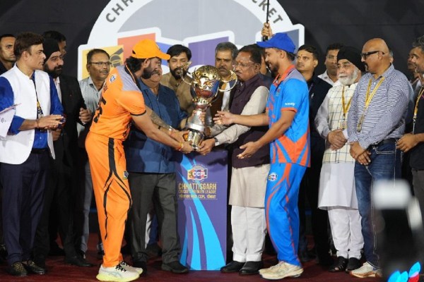 CCPL 2025: छत्तीसगढ़ क्रिकेट प्रीमियर लीग की विजेता टीमों को CM साय ने सौंपा विनर्स कप, देखें Photos