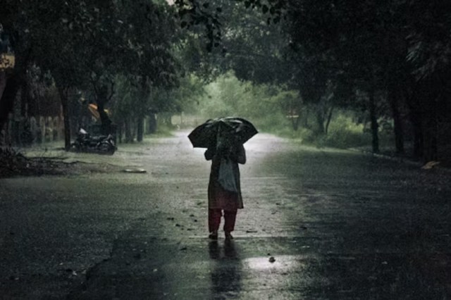 Rain Alert: छत्तीसगढ़ के इन जिलों में बारिश का Alert, 60 KM/घंटे की रफ्तार से चलेगी धूल भरी हवा