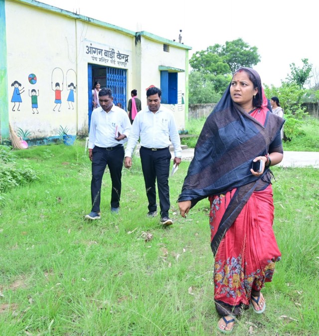 CG News: निरीक्षण पर आंगनबाड़ी गई मंत्री को देख ख़ुशी से झूम उठे बच्चे, देखें तस्वीरें