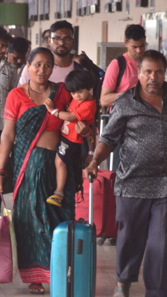 वापसी की ट्रेनों में यात्रियों की बढ़ी भीड़, कमाने खाने गए लोग दूसरे राज्यों से लौटने लगे
