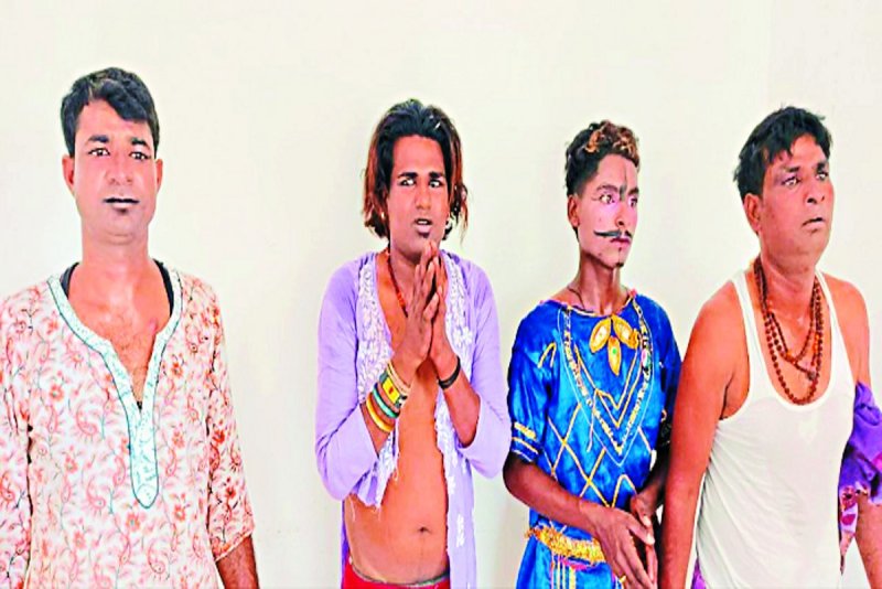 पुलिस ने हिरासत में लिया अजनबियों को