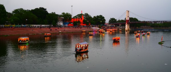 Raipur News: महादेव घाट में टिमटिमाती रौशनी के बीच नौका विहार, पर्यटकों की संख्या बढ़ रही,  देखें तस्वीरें 
