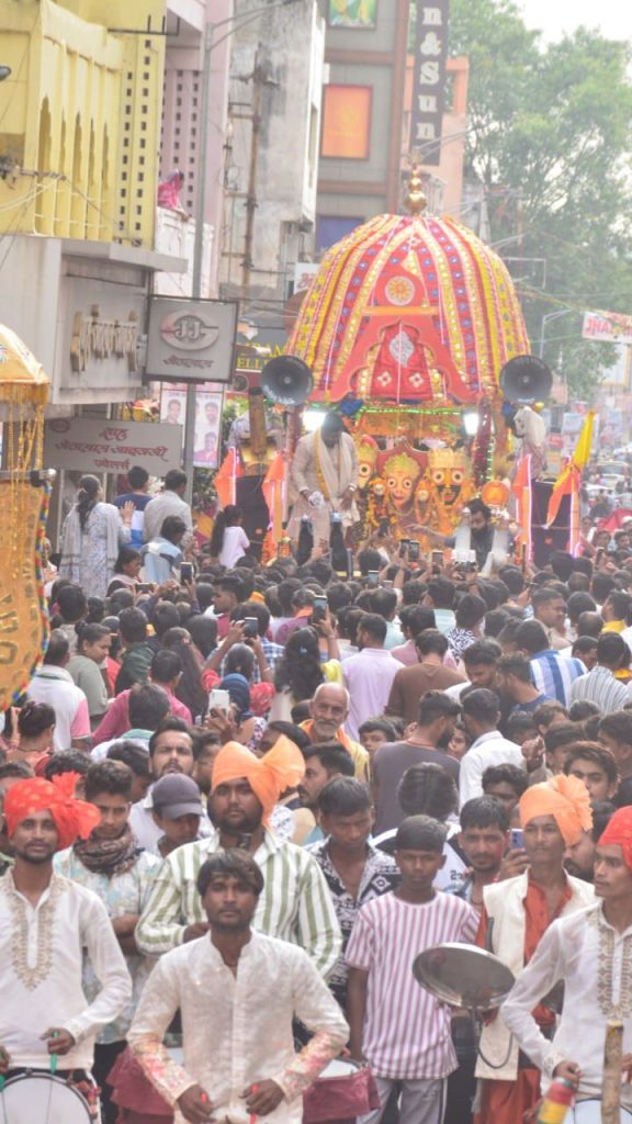 भक्तों को दर्शन देने निकले भगवान जगन्नाथ, उमड़ा आस्था का सैलाब
