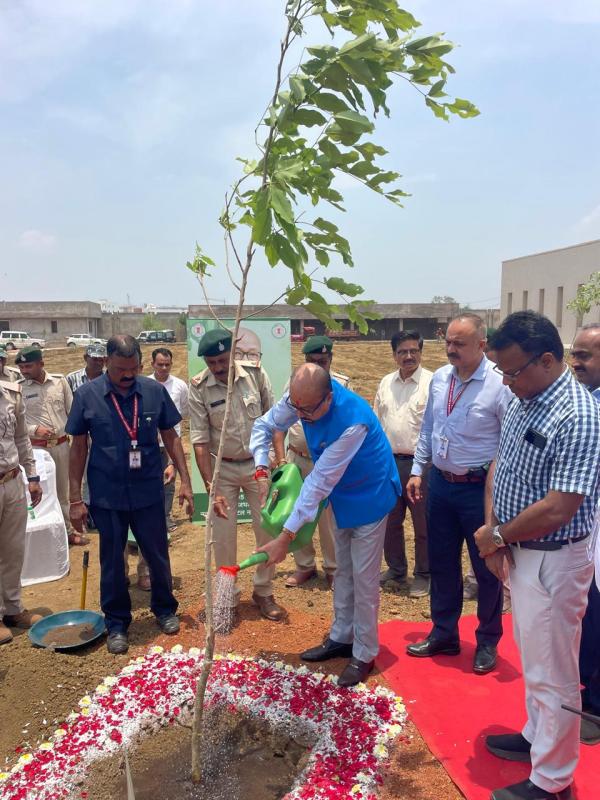 CG News: विश्व पर्यावरण दिवस के अवसर पर राज्यपाल डेका ने लगाए पौधे, देखें Photo