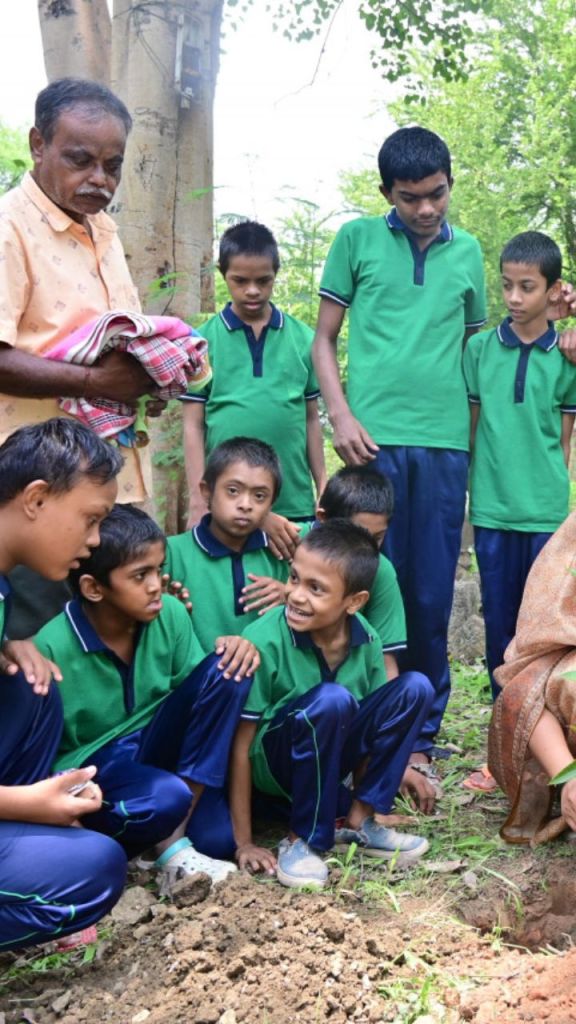 CG News: मंत्री लक्ष्मी राजवाड़े ने बाल गृह का किया निरीक्षण, बच्चों के साथ मिलकर लगाया पौधा