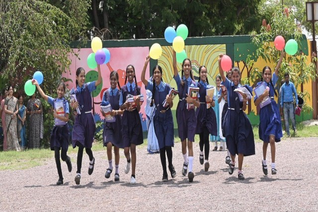 Shala Utsav: राजधानी के स्कूलों में मनाया गया प्रवेश उत्सव, छात्रों में दिखा गजब का उत्साह, देखें तस्वीरें
