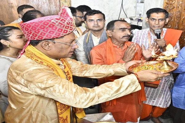 भगवान जगन्नाथ की रथ यात्रा में शामिल हुए CM साय व राज्यपाल डेका, सोने की झाड़ू से निभाई छेरापहरा की रस्म, देखें Photos