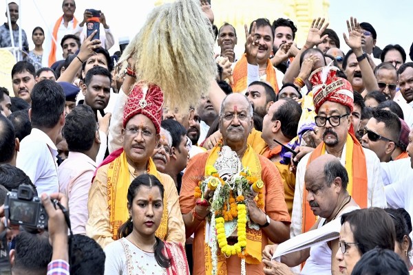 भगवान जगन्नाथ की रथ यात्रा में शामिल हुए CM साय व राज्यपाल डेका, सोने की झाड़ू से निभाई छेरापहरा की रस्म, देखें Photos