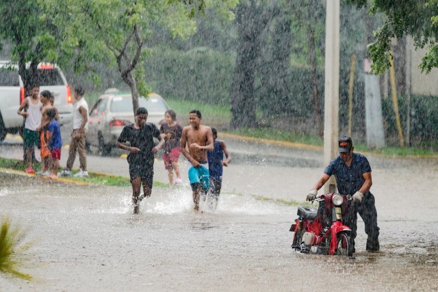Rain Alert: छत्तीसगढ़ के इन जिलों में बारिश का Alert, 60 KM/घंटे की रफ्तार से चलेगी धूल भरी हवा