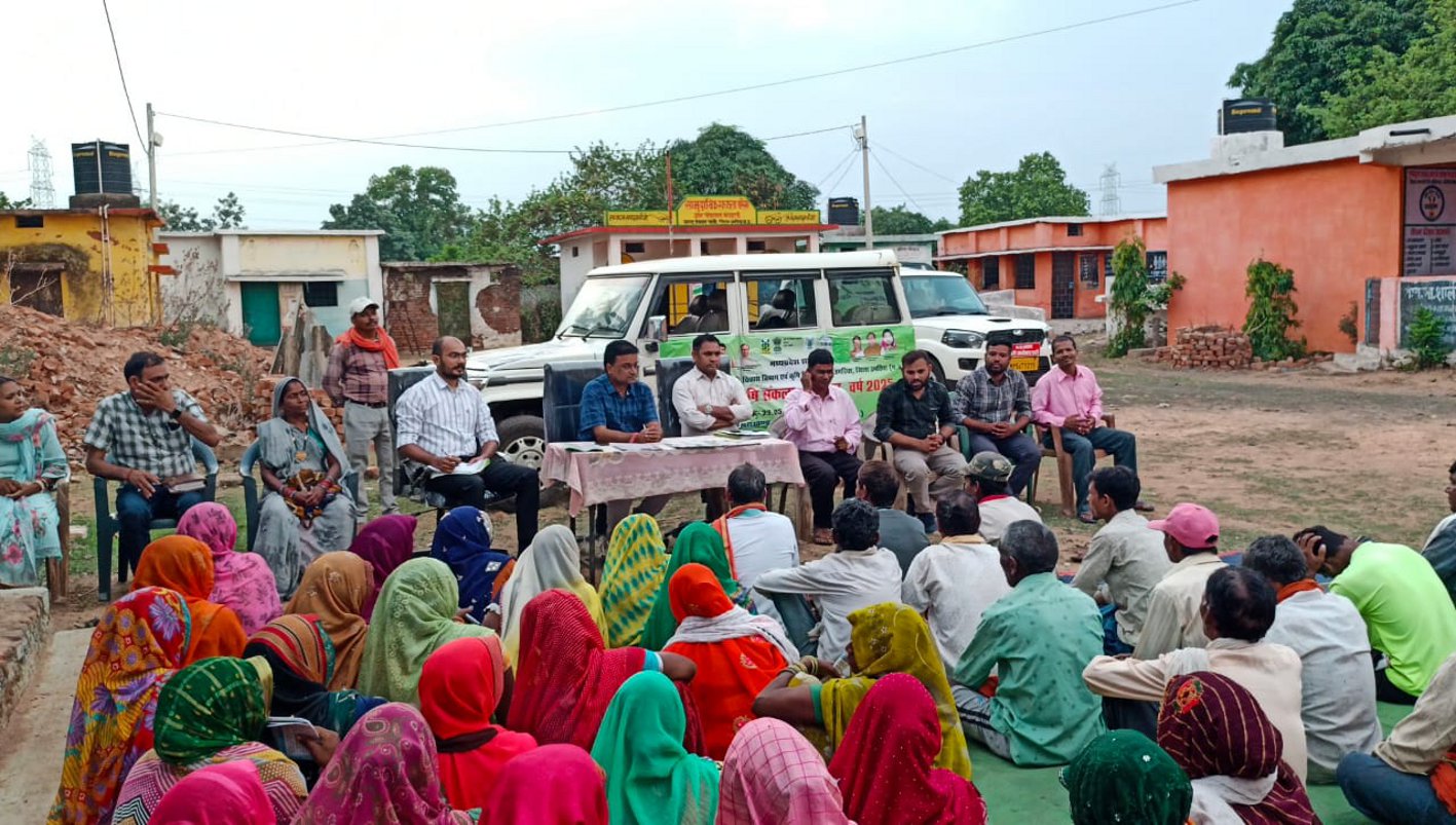 ग्रामीणों के पास पहुंचे कलेक्टर, तत्काल समस्याओं के निराकरण के दिए निर्देश
