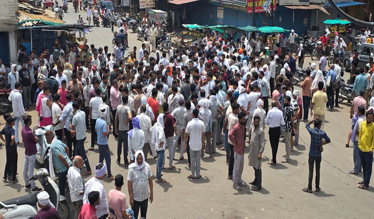 8 वर्षीय बच्ची से छेड़खानी के विरोध में पथरिया बंद, पुलिस के खिलाफ नारेबाजी,
चक्का जाम