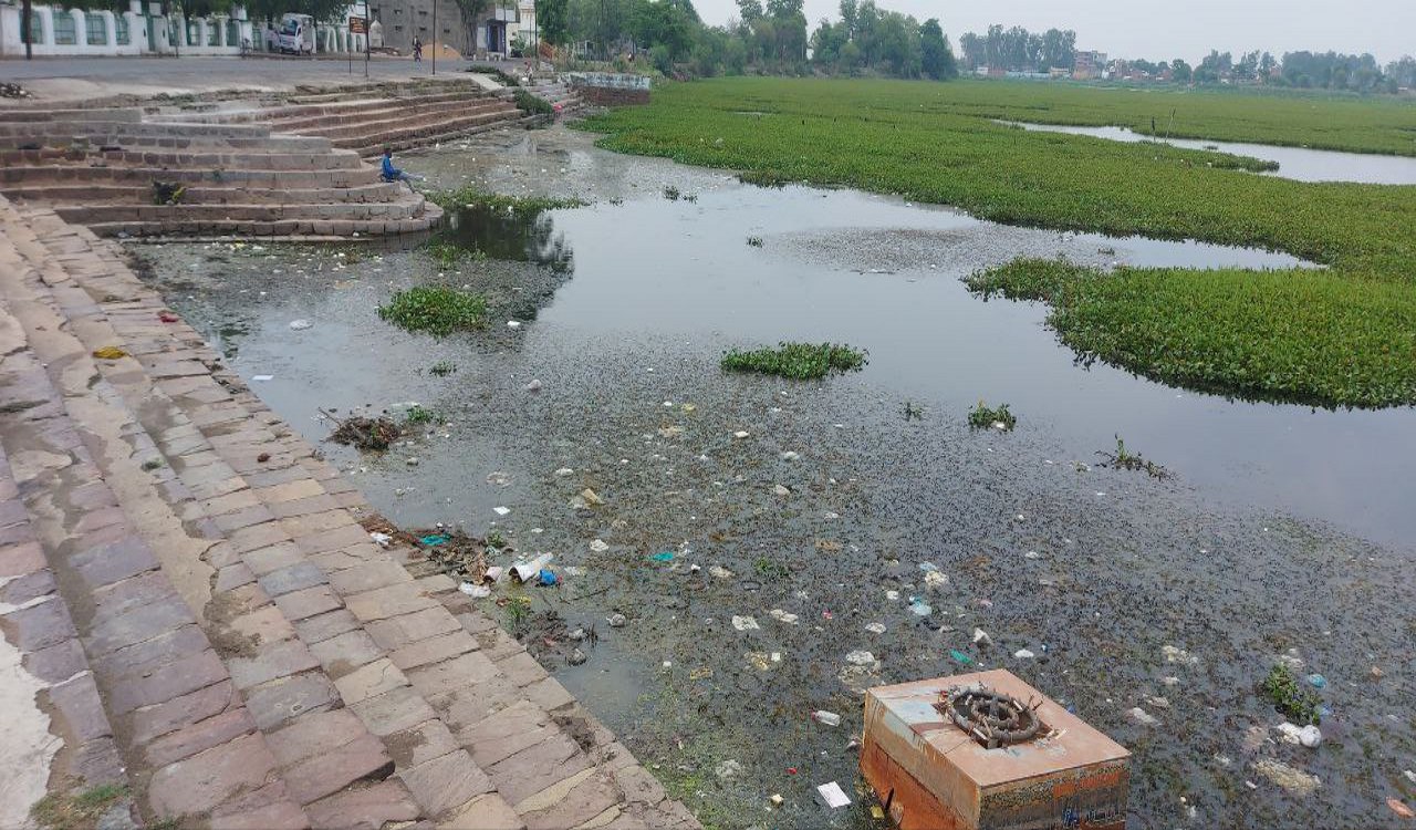 फुटेरा तालाब की बदहाली जस की तस, अमृत योजना भी बनी मज़ाक