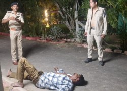 पैरवारा गांव में बवाल, पुलिस को बनाया बंधक बनाकर पीटा, ट्रैक्टर में लगाई आग - image