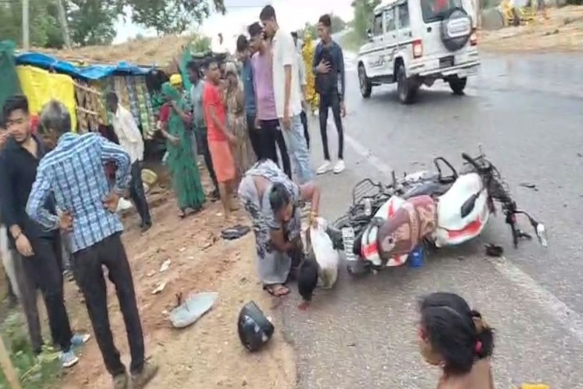 अनियंत्रित ट्रेक्टर ने दो बाइकों को रौंदा, एक युवक की मौत