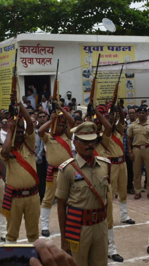 पंचतत्व में विलीन हुए शहीद ASP आकाश राव गिरिपुंजे, तिरंगे से लिपटकर पत्नी ने दी विदाई