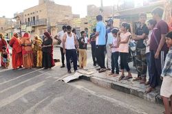 राजस्थान के जैसलमेर में हैरान कर देने वाला मामला, नवजात के शव को मुंह में दबाकर
घूम रहा था कुत्ता - image